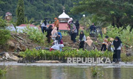 Warga mempersiapkan bibit mangrove sebelum ditanam di kawasan pesisir Desa Lam Badeuk, Kecamatan Peukan Bada, Kabupaten Aceh Besar, Aceh, Sabtu (28/11/2020). Penanaman bibit manggrove di daerah pesisir itu merupakan program rehabilitasi ekosistem mangrove yang dicanangkan pemerintah dengan target 600.000 hektare dalam tahun 2020-2024. 