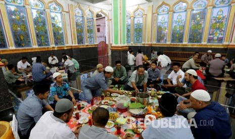 Ulama Aceh Imbau Warga tak Gelar Kenduri Nuzulul Quran. Warga mempersiapkan makanan berbuka pada kenduri Nuzulul Quran di Masjid Raudhatul Jannah, Desa Pango Raya, Banda Aceh, Aceh. Foto ilustrasi.