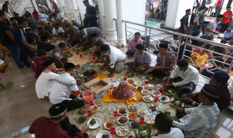 Warga mempersiapkan makanan khas Aceh untuk berbuka puasa pada tradisi kenduri Nuzulul Quran di Masjid Al-Ikhlas, Desa Ilie, Banda Aceh, Aceh.