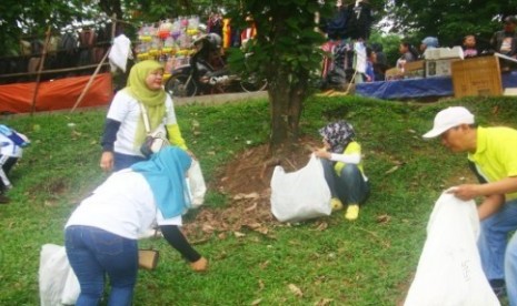 Warga memunguti sampah di Lapangan Sempur, Kota Bogor