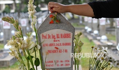 Warga menaburkan bunga saat berziarah di makam BJ Habibie, Taman Makam Pahlawan Nasional Utama (TMPNU) Kalibata, Jakarta Selatan, Jumat (13/9/2019).