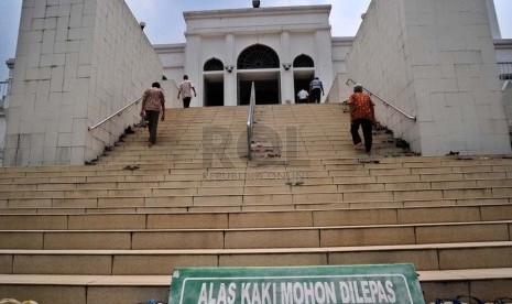 Warga menaiki anak tangga saat akan mengikuti shalat Jumat di Masjid Agung Al-Azhar, Jakarta, Jumat (3/10). (Republika/ Tahta Aidilla)