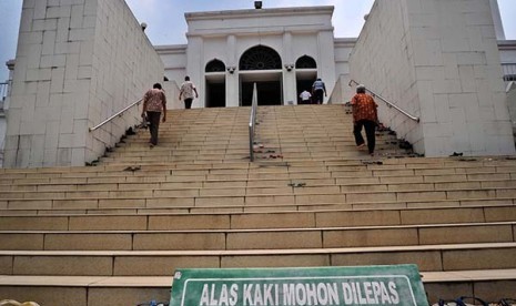 Warga menaiki anak tangga saat akan mengikuti shalat Jumat di Masjid Agung Al-Azhar, Jakarta, Jumat (3/10). Pelaksanaan shalat idul adha dimasjid ini akan digelar pada Sabtu (4/10), dengan khatib Jimly Asshidiqie. 