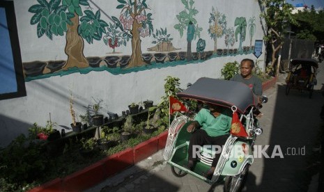 Warga menaiki becak bertenaga listrik di Gedongtengen, DI Yogyakarta, Jumat (23/11/2018).