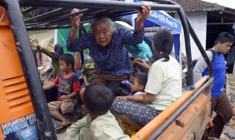 Warga menaiki kendaraan evakuasi saat terjadi pergerakan longsor susulan yang dipicu material lumpur jenuh di sektor A dan bergerak menyentuh perkampungan di bawah sektor D, Desa Banaran, Ponorogo, Jawa Timur, Minggu (9/4).