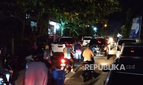 Warga menaiki kendaraan menuju tempat tinggi saat gempa melanda Banggai Kepulauan, Sulawesi Tenggara, Jumat (12/3/2019).