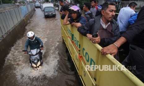 Warga menaiki mobil truk saat banjir di kawasan Kelapa Gading, Jakarta, Kamis (15/2). 