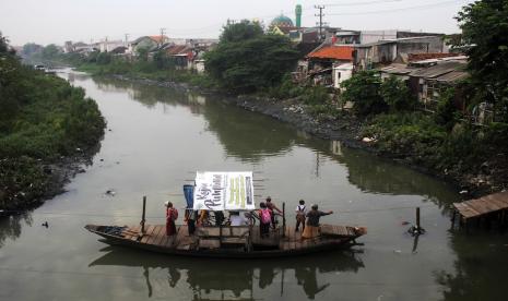 Warga menaiki perahu penyebrangan atau perahu tambang ketika menyeberangi sungai di Surabaya, Jawa Timur (ilustrasi)  