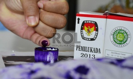   Warga menandai jarinya dengan tinta usai melakukan hak pilihnya dalam pemilihan Bupati Bogor di TPS 24 Perumahan Puri Citayam Permai, Bojonggede, Kabupaten Bogor, Ahad (8/9).  (Republika/Musiron)