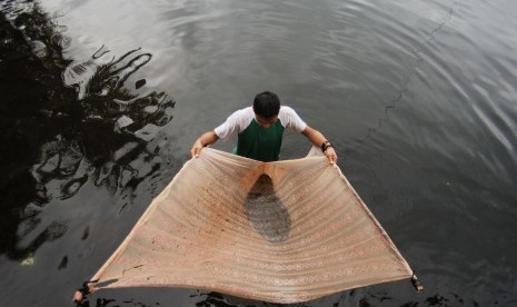 Warga menangkap ikan rinuak menggunakan kain kelambu di Danau Maninjau, Agam, Sumatra Barat. (Ilustrasi)