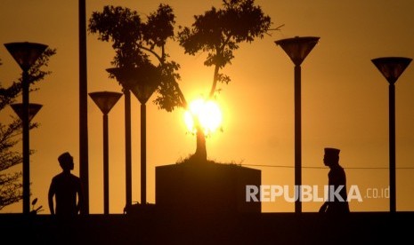 Warga menanti saat berbuka puasa (ngabuburit) 