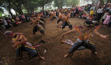 Kontribusi <em>Sport Tourism</em> Dinilai Signifikan Angkat pariwisata DIY. Foto:  Warga menari tarian Jaran Kepang pada ritual merawat petilasan atau situs Tapak Noto di Sumbung, Cepogo, Boyolali, Jawa Tengah, Ahad (28/8/2022). Ritual merawat situs Tapak Noto yang dilakukan warga lereng Gunung Merapi tersebut sebagai wujud untuk menjaga dan melestarikan situs jejak telapak kaki Paku Buwono (PB) X dan permaisuri PB X Keraton Kasunanan Surakarta serta untuk mengangkat potensi ekonomi wisata sejarah. 