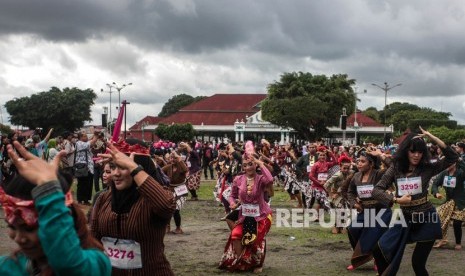 Warga menarikan tarian Jaranan saat acara Jogja Menari 2018 di Alun-alun Utara, Yogyakarta, Ahad (23/12/2018).