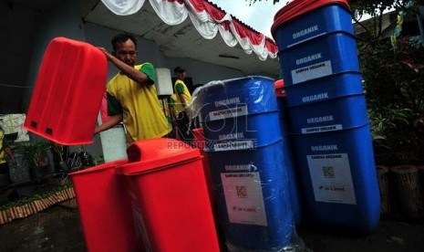  Warga menata tempat sampah baru yang akan dibagikan kepada lingkungan setempat saat kegiatan 