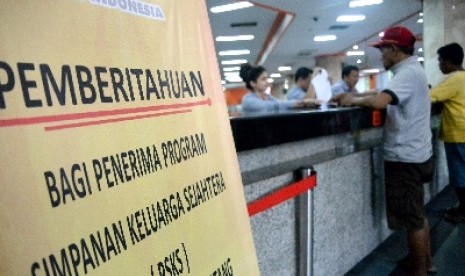  Warga mencairkan dana Program Simpanan Keluarga Sejahtera (PSKS) di kantor Pos Pasar Baru, Jakarta, Rabu (1/4).