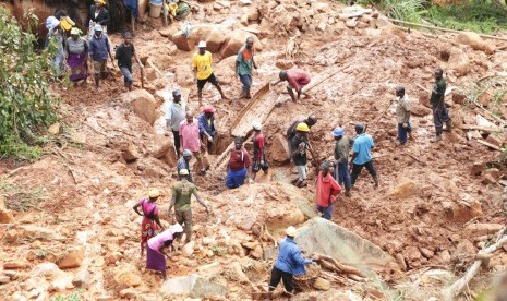 Warga mencari anggota keluarganya yang tertimbun tanah longsor akibat Badai Idai di Chimaniman, sekitar 600 kilometer di tenggara Harare, Zimbabwe, Selasa (19/3).