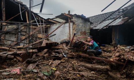 Warga mencari barang-barang di reruntuhan rumah akibat terjangan banjir bandang di Kampung Cibuntu, Desa Pasawahan, Kecamatan Cicurug, Kabupaten Sukabumi, Jawa Barat.