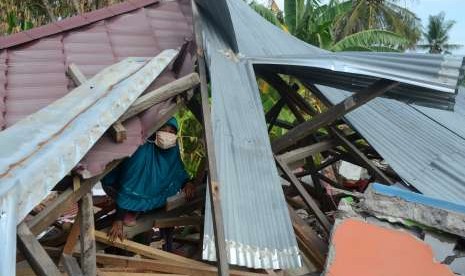 Warga mencari barang layak pakai sisa runtuhan bangunan di kawasan terdampak likuifaksi di Balaroa, Palu, Sulawesi Tengah, Selasa (9/10). Masyarakat yang terkena musibah mulai berbenah pascagempa bermagnitudo 7,4 disusul gelombang tsunami. 