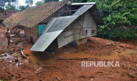 Warga mencari barang yang masih bisa diselamatkan di rumahnya yang tertimbun meterial tanah longsor di Desa Bojongsari, Kabupaten Tasikmalaya, Jawa Barat