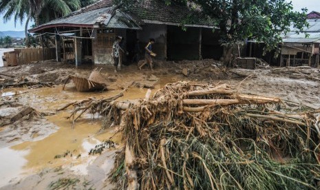 Pengungsi Lebak di Pengungsian Mulai Berkurang. Warga mencari barangnya yang hilang terbawa banjir bandang di Kampung Nunggul, Lebak, Banten. 