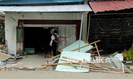 Warga mencari harta benda yang masih bisa diselamatkan dari rumahnya pascagempa bumi di Mamuju, Sulawesi Barat, Selasa (19/1/2021). Memasuki hari kelima pascagempa bumi Mamuju-Majene berkekuatan Magnitudo 6,2, warga yang memgungsi mulai kembali ke rumahnya, membuka toko dan mencari sisa barang yang tersisa. 