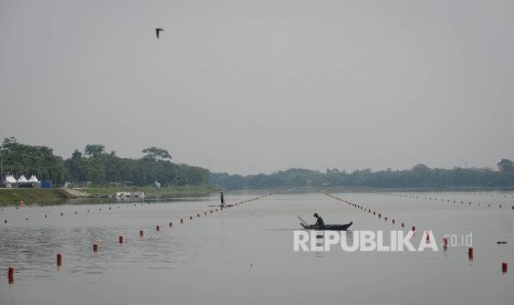 Warga mencari ikan di Danau Cipule yang berada di Kabupaten Karawang, Jawa Barat, Kamis (1/9). (Republika/Raisan Al Farisi)