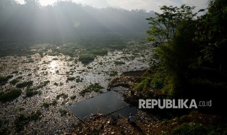 Warga mencari ikan diantara sampah dan eceng gondok di Sungai Citarum Kawasan Batujajar, Kabupaten Bandung Barat, Jawa Barat, Selasa (26/6). 