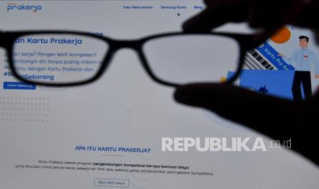 Warga mencari informasi tentang pendaftaran program Kartu Prakerja 