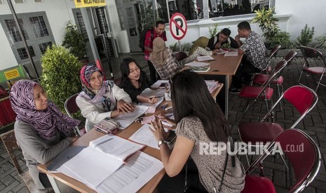 Warga mencari informasi tentang Penerimaan Peserta Didik Baru (PPDB) di Kantor Disdikpora Yogyakarta. 