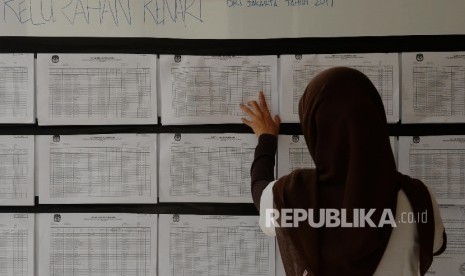 Warga mencari namanya di Daftar Pemilih (ilustrasi)