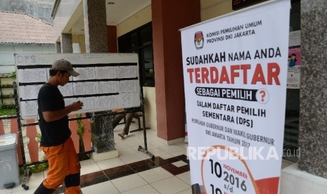 Warga mencari namanya di Daftar Pemilih Sementara (DPS) Pemilihan Gubernur dan Wakil Gubernur DKI Jakarta Tahun 2017 di Kantor Kelurahan Kenari, Jakarta Pusat, Kamis (17/11).