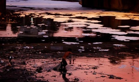 Warga mencari sampah plastik di aliran sungai Banjir Kanal Timur, Jakarta, Kamis (26/4). Hasil pemantauan yang dilakukan Kementerian Lingkungan Hidup terhadap indeks kualitas air sungai di Indonesia menunjukkan adanya kecenderungan peningkatan pencemaran a