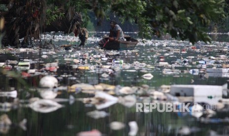 Warga mencari sampah plastik yang bisa diolah (ilustrasi). Badan Karantina Ikan, Pengendalian Mutu dan Keamanan Hasil Perikanan (KIPM) mewaspadai adanya kandungan mikroplastik di ikan, sebab berbahaya jika dikonsumsi manusia.