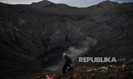 Kawah Gunung Bromo. Pembukaan kembali objek wisata Bromo, yang tutup akibat wabah Covid-19, masih menunggu instruksi dari Kementerian Pariwisata dan Ekonomi Kreatif dan Kementerian Lingkungan Hidup dan Kehutanan terkait pembukaan.