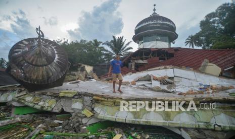 Warga mencari warga lain yang diduga terjebak di reruntuhan masjid akibat gempa di Nagari Kajai, Kabupaten Pasaman Barat, Sumatera Barat, Jumat (25/2/2022). Badan Nasional Penanggulangan Bencana (BNPB) menyatakan gempa berkekuatan magnitudo 6,2 di Pasaman Barat dan sekitarnya itu mengakibatkan tujuh warga meninggal dunia.