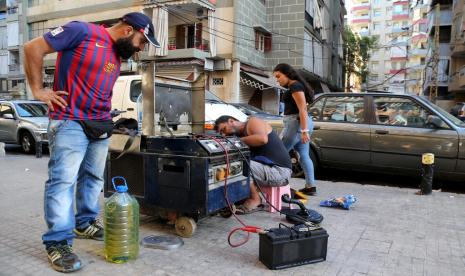 Warga mencoba memperbaiki generator listrik bekas di dekat rumahnya, Lebanon, 10 Agustus 2021. Pemadaman listrik telah menjadi bagian dari kehidupan sehari-hari di Lebanon. Awal Ramadhan, Turki Kirim 960 Ton Bahan Makanan untuk Warga Lebanon