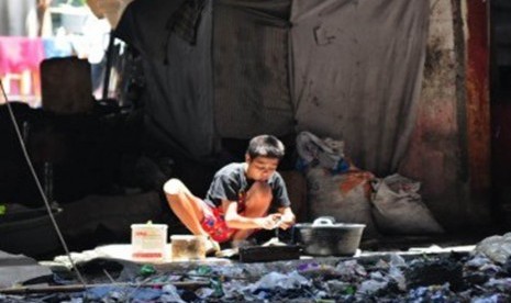 Warga mencuci pakaian di bawah kolong jembatan tol Gedong Panjang, Penjaringan, Jakarta Utara, Senin (5/3). (Republika/Aditya Pradana Putra)