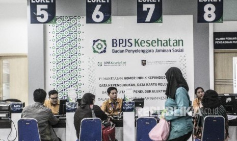 Warga mendaftar menjadi peserta Badan Penyelenggara Jaminan Sosial (BPJS) Kesehatan di Kantor Cabang BPJS Kesehatan Jakarta Selatan, Jumat (21/9). 