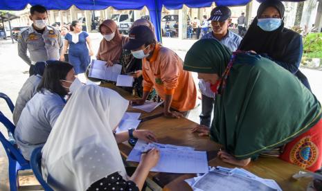 Pemerintah mengizinkan masyarakat mudik pada Lebaran 2022 dengan berbagai syarat. Foto warga mendaftar mudik gratis angkutan Lebaran di Dishub Kota Medan, Sumatera Utara, Kamis (21/4/2022). Pemerintah Kota Medan menggelar mudik gratis Idul Fitri 1443 H yang diperuntukkan bagi warga, buruh atau mahasiswa yang tinggal atau bekerja di Medan dan hendak pulang kampung di wilayah Sumatera Utara. 