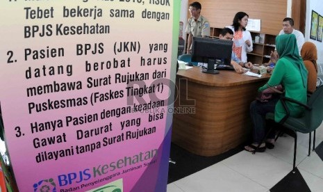 Warga mendaftar program Badan Penyelenggara Jaminan Sosial (BPJS) Kesehatan di Rumah Sakit Umum (RSU) Tebet, Jakarta, Rabu (5/8).