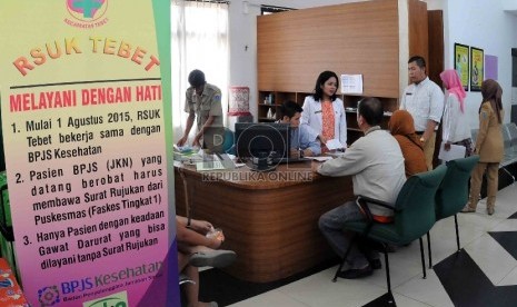 Warga mendaftar program Badan Penyelenggara Jaminan Sosial (BPJS) Kesehatan di Rumah Sakit Umum (RSU) Tebet, Jakarta, Rabu (5/8).