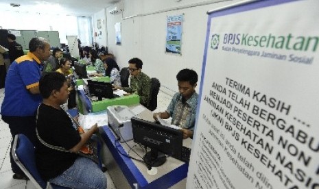   Warga mendaftar sebagai peserta BPJS Kesehatan perseorangan di kantor cabang BPJS Jakarta Timur, Selasa (20/1).