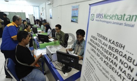  Warga mendaftar sebagai peserta BPJS Kesehatan perseorangan di Kantor Cabang BPJS Jakarta Timur.