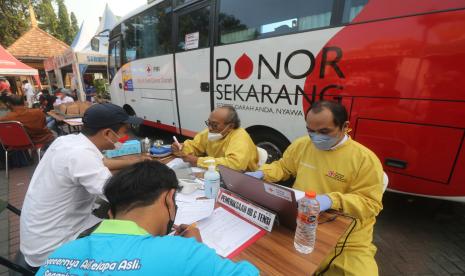 Warga mendaftarkan diri mengikuti donor darah saat pengoperasian mobil donor darah Palang Merah Indonesia (PMI) di Kota Kediri, Jawa Timur, Selasa (16/8/2022). PMI daerah setempat melakukan jemput bola dengan mengintensifkan pengoperasian mobil donor darah keliling di tempat-tempat keramaian guna mendapatkan ketersediaan stok darah.