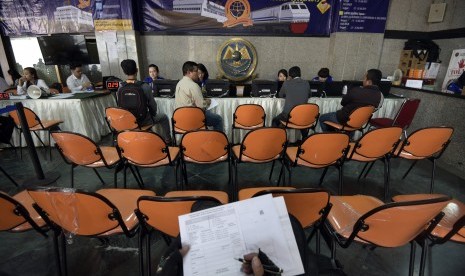 Warga mendaftarkan diri sebagai peserta mudik gratis pengguna sepeda motor di Kementerian Perhubungan, Jakarta, Selasa (30/6). 