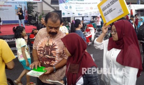 Warga mendapatkan buku gratis dalam rangka memperingati Hari Buku Nasional di di Car Free Day (CFD) Jl Ir H Djuanda, Kota Bandung (Ilustrasi)