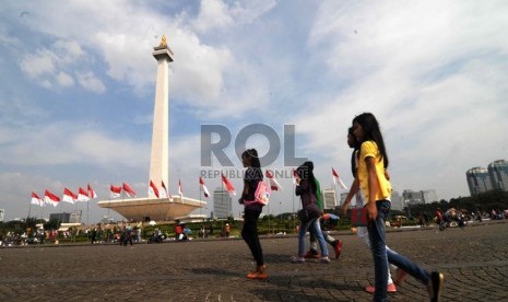  Warga mendatangi monumen nasional (Monas) untuk berwisata pada hari ke-2 lebaran di Jakarta, Jumat (9/8).  (Republika/Wihdan)