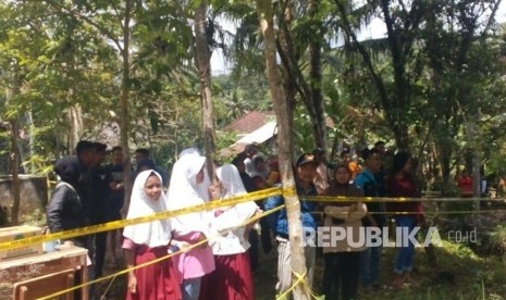 Warga mendatangi semburan air panas di Kampung Sindangrasa Desa Cigunung Kecamatan Parungponteng Kabupaten Tasikmalaya, Rabu (25/10). 