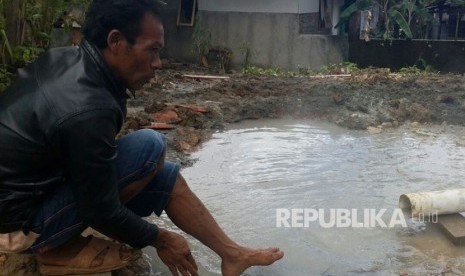 Semburan air panas di Kampung Sindangrasa Desa Cigunung Kecamatan Parungponteng Kabupaten Tasikmalaya, 