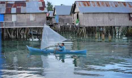 Warga mendayung perahu menuju rumahnya usai memancing ikan di Desa Mola, Wakatobi, Sulawesi Tenggara, Kamis (9/6/2022). Warga di daerah tersebut masih mengandalkan transportasi perahu untuk beraktivitas sebab lebih efektif dalam memenuhi kebutuhan keluarga. 